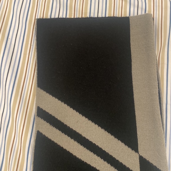 Nike scarf rarely used black and gray color soft and warm - Picture 3 of 4